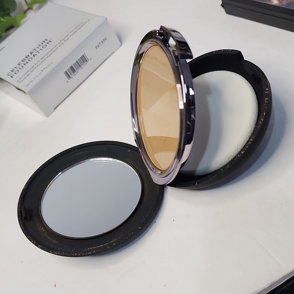 It Celebration Foundation Full Coverage Powder NIB - Picture 5 of 8